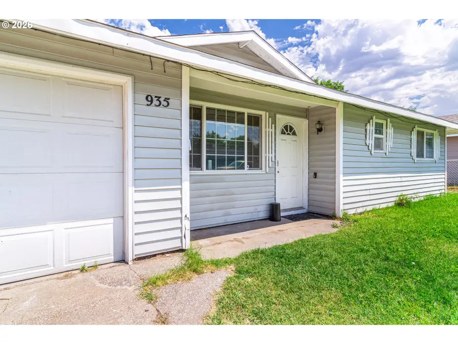 935 E Gladys Ave, Hermiston, OR 97838 - #3