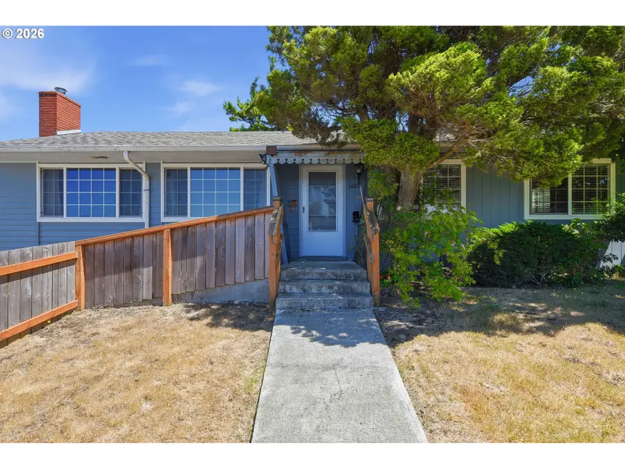 1669 Johnson St, North Bend, OR 97459 - #3