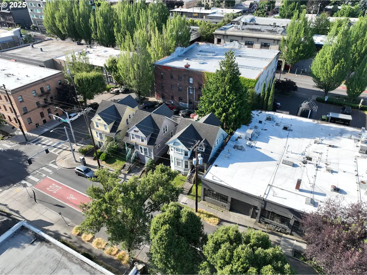 722 NE Couch St, Portland, OR 97232 - Image #1