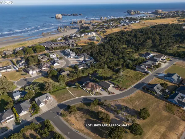 2745 Lincoln Ave, Bandon, OR 97411