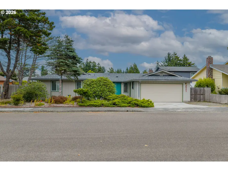 2521 Delores Ln, North Bend, OR 97459 - #2