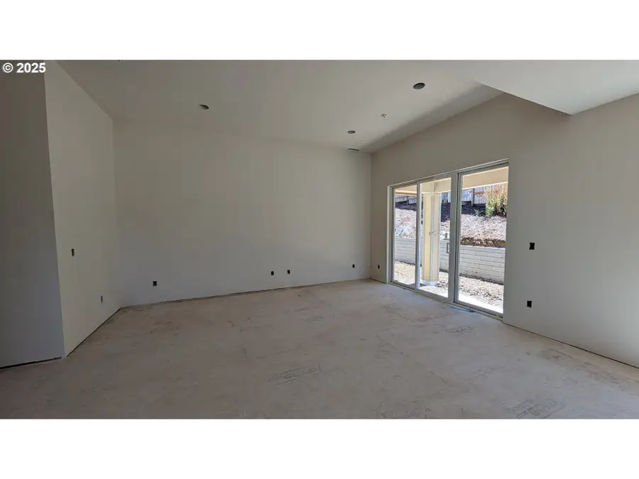 996 E Rork Ct, Newberg, OR 97132 - Image #2