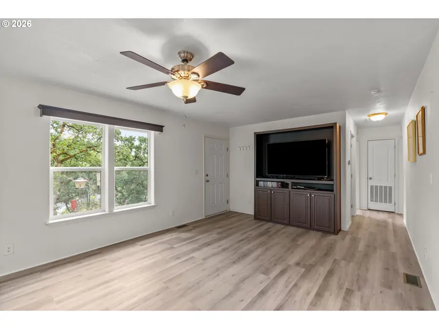 1424 NE Ridge Ave, Roseburg, OR 97470 - #2