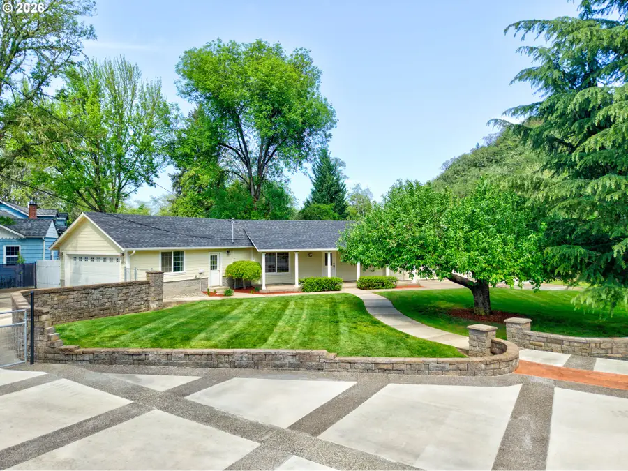 4081 NE Douglas Ave, Roseburg, OR 97470 - #3