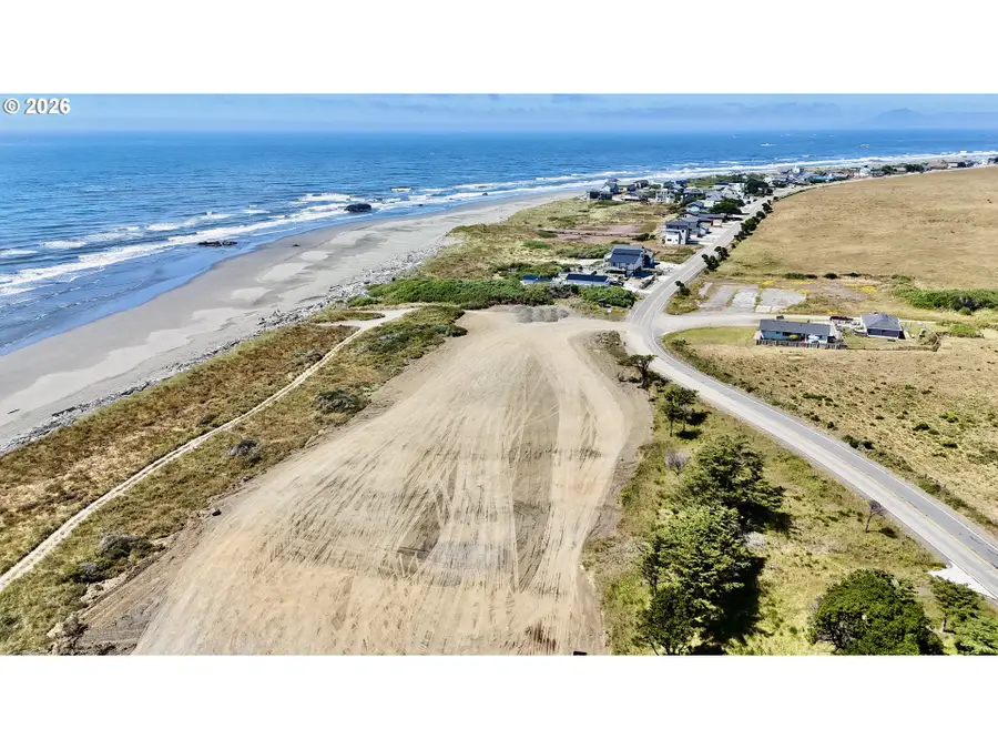 900 Old Coast Rd #3, Wedderburn, OR 97444 - #2