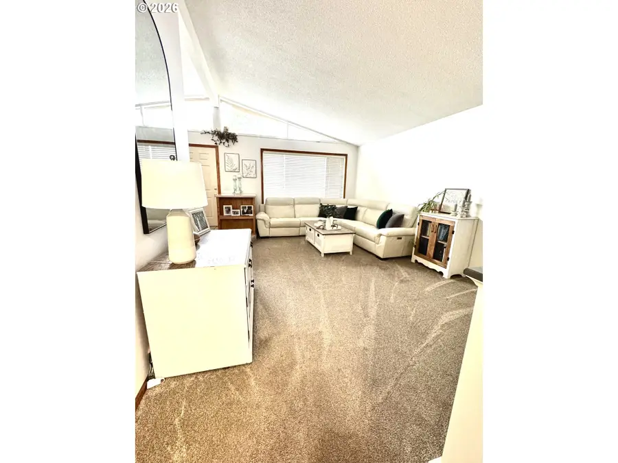 1091 Longridge Dr, Springfield, OR 97478 - #3