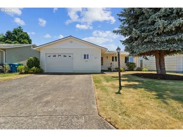 2212 Country Club Ter, Woodburn, OR 97071