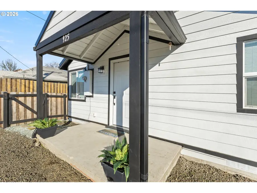 925 NE Cedar St, Roseburg, OR 97470 - #2