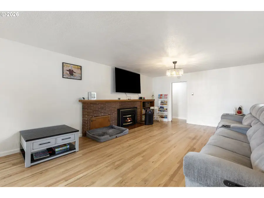 223 W Hazel St, Roseburg, OR 97471 - #3