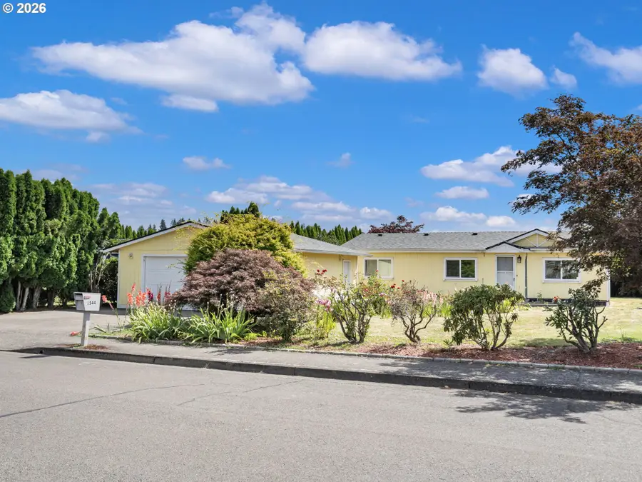 1544 Woodland Ave, Woodburn, OR 97071 - #2