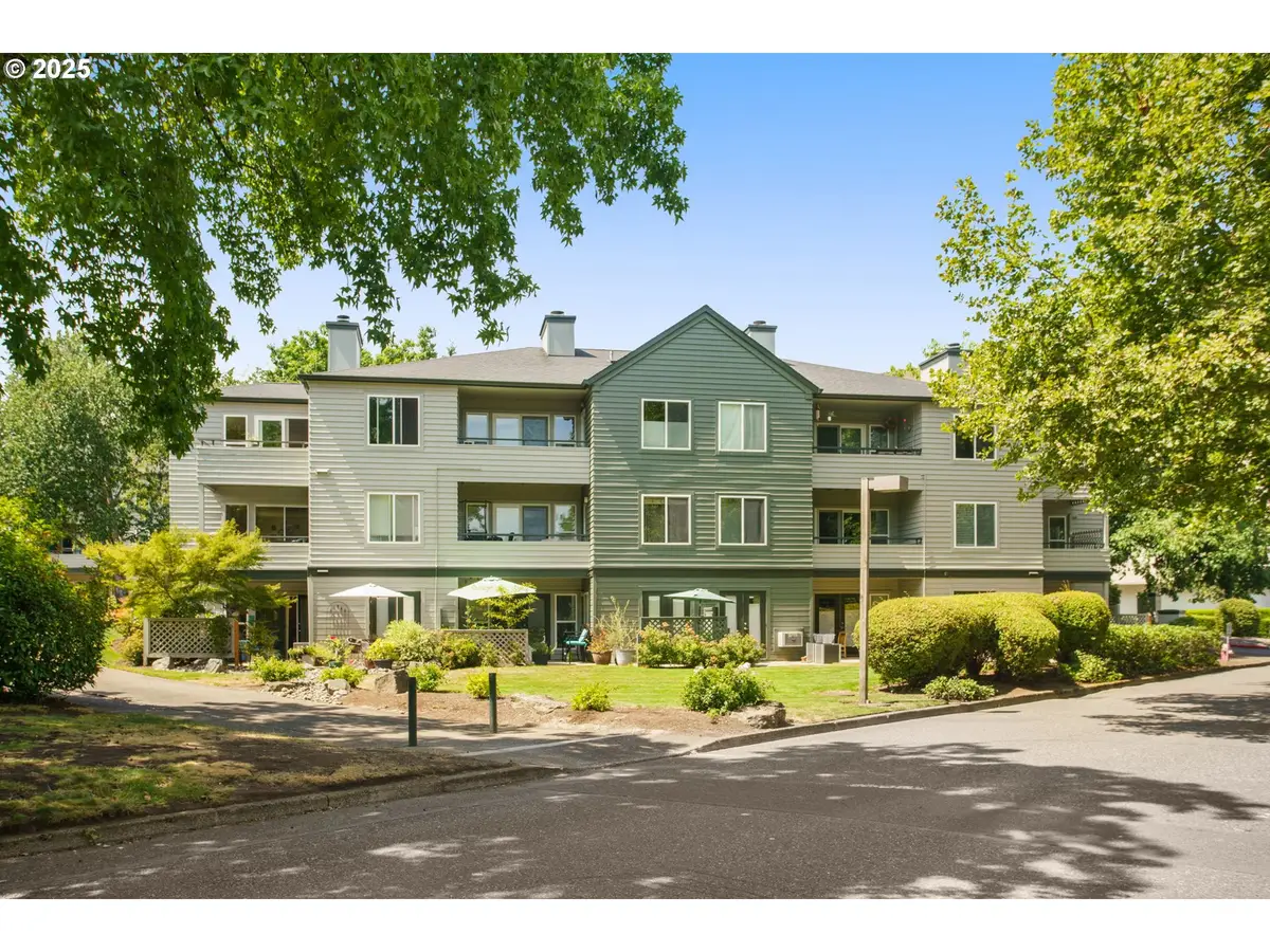 4980 S Landing Dr #301, Portland, OR 97239 - Image #1