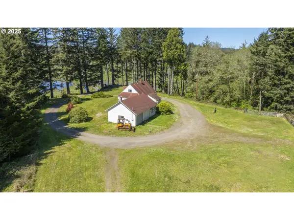 94010 North Way Ln, NorthBend, OR 97459