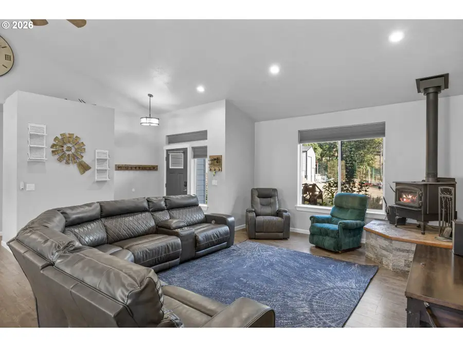 491 Oakwood Dr, Oakland, OR 97462 - #2