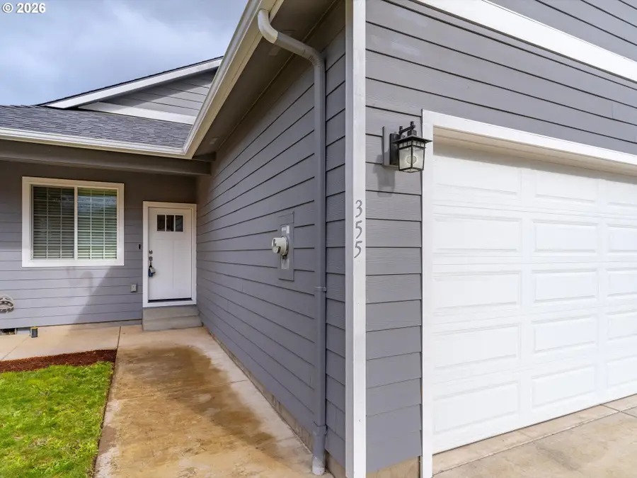 355 SE Juniper St, Mill City, OR 97360 - #3