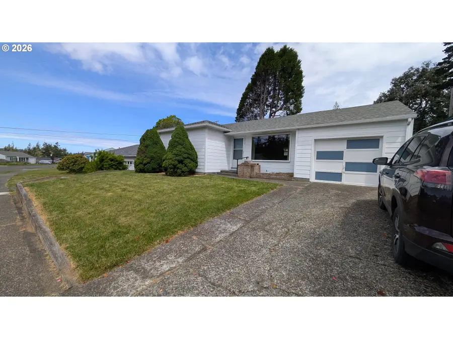 1778 Juniper Ave, Coos Bay, OR 97420 - #2
