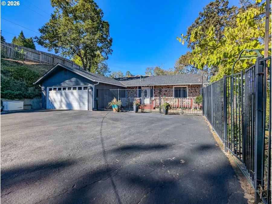 516 SE Colorado Dr, Roseburg, OR 97470 - #2