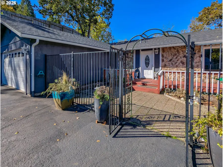 516 SE Colorado Dr, Roseburg, OR 97470 - #3