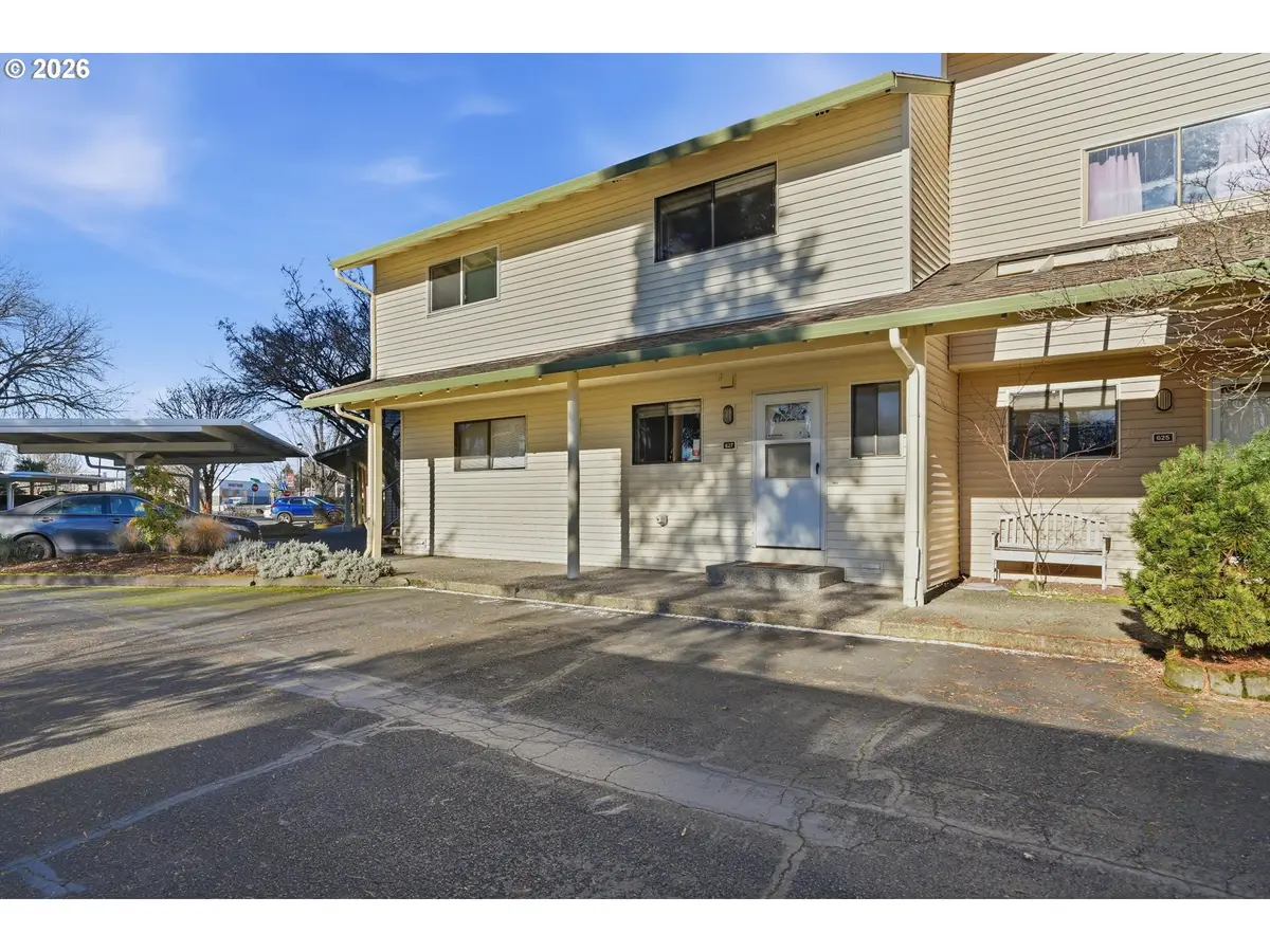 627 N Hayden Bay Dr, Portland, OR 97217 - Image #1