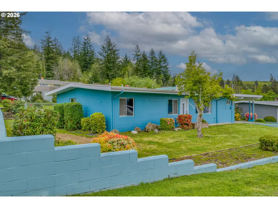 1615 19th St, Myrtle Point, OR 97458 - #2