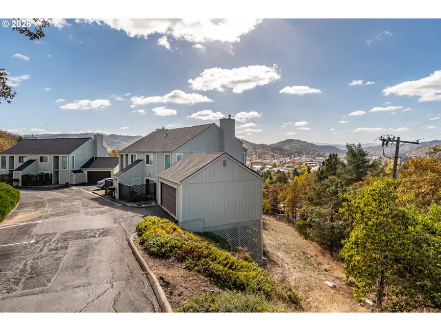 13 NE Spyglass Loop, Roseburg, OR 97470 - #2