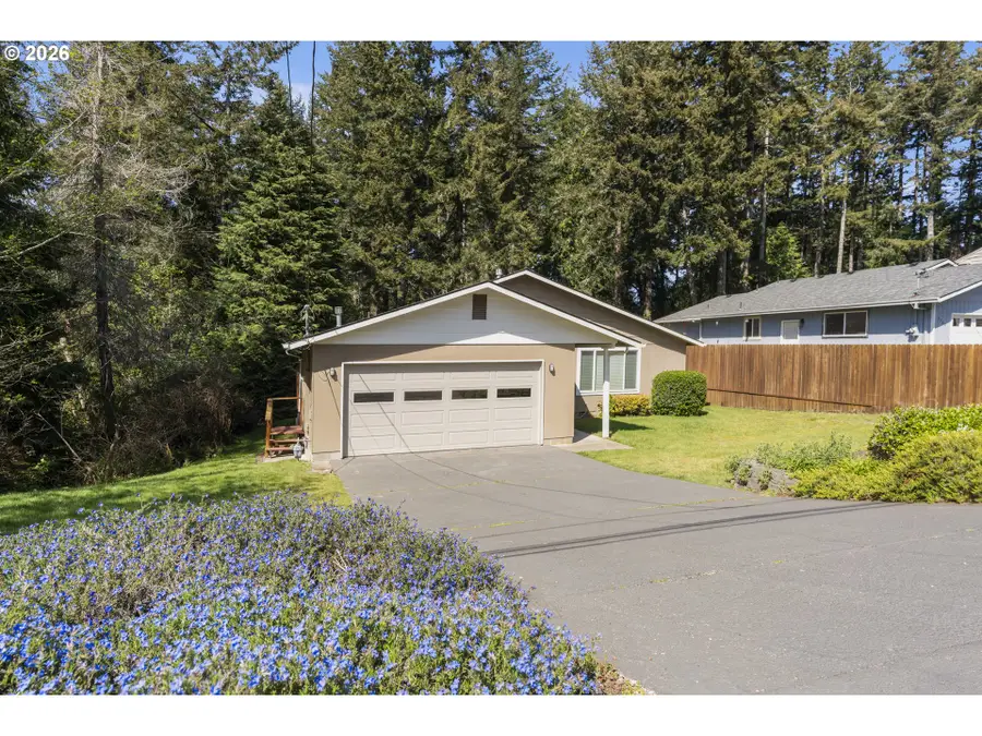3570 Ash St, North Bend, OR 97459 - #2