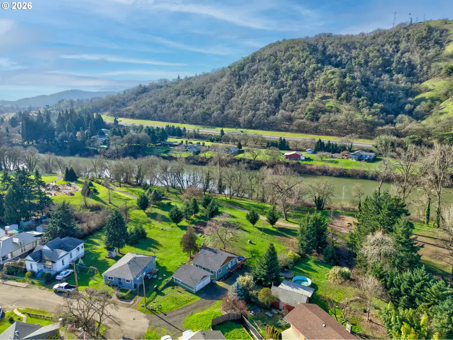 1410 SE Micelli St, Roseburg, OR 97470 - Image #2