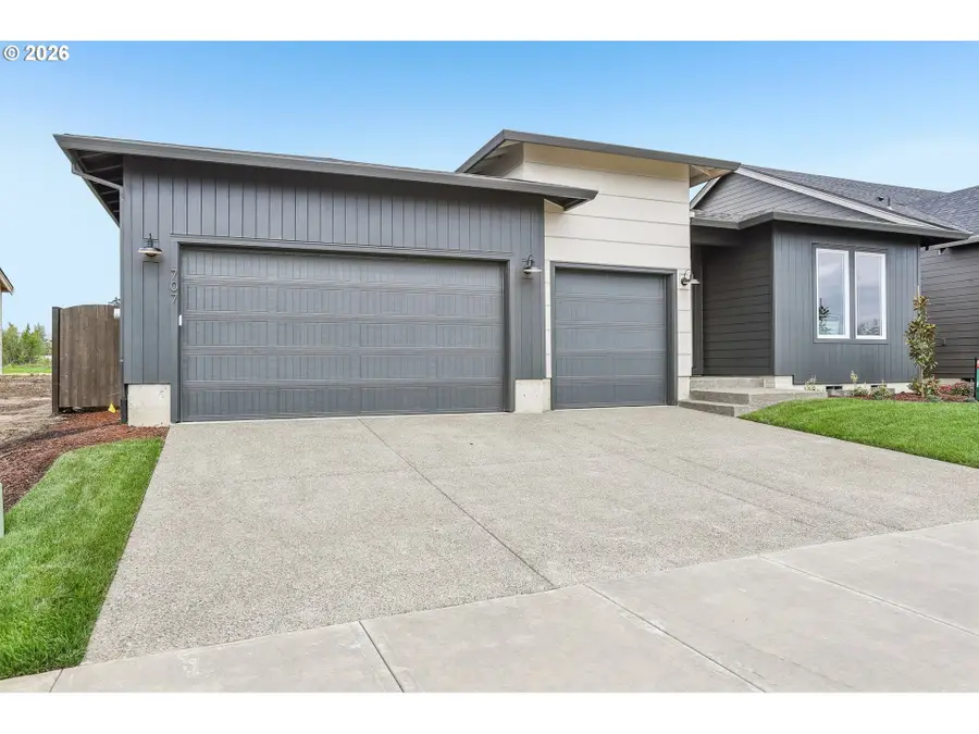 707 Magnolia Ave, Woodburn, OR 97071 - #3