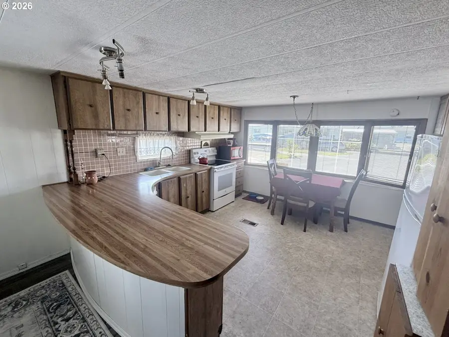 1413 Hawthorne Ave #5, Reedsport, OR 97467 - #2