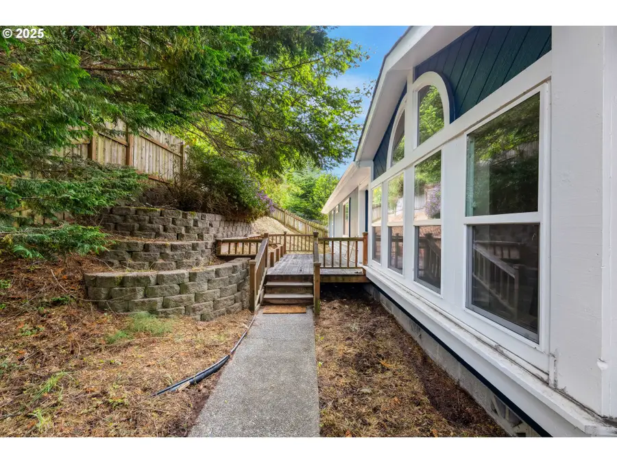 2501 Creekside Ln, North Bend, OR 97459 - Image #3