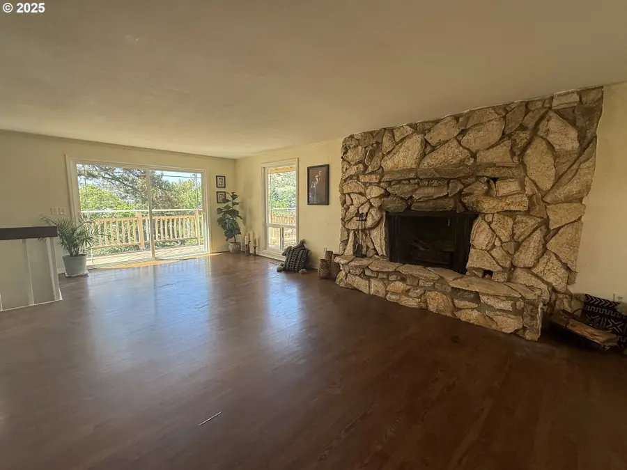 2071 NW Motah St, Roseburg, OR 97471 - Image #3