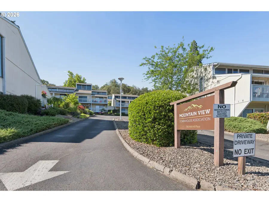 11 NW Mountain View Dr, Roseburg, OR 97471 - #2