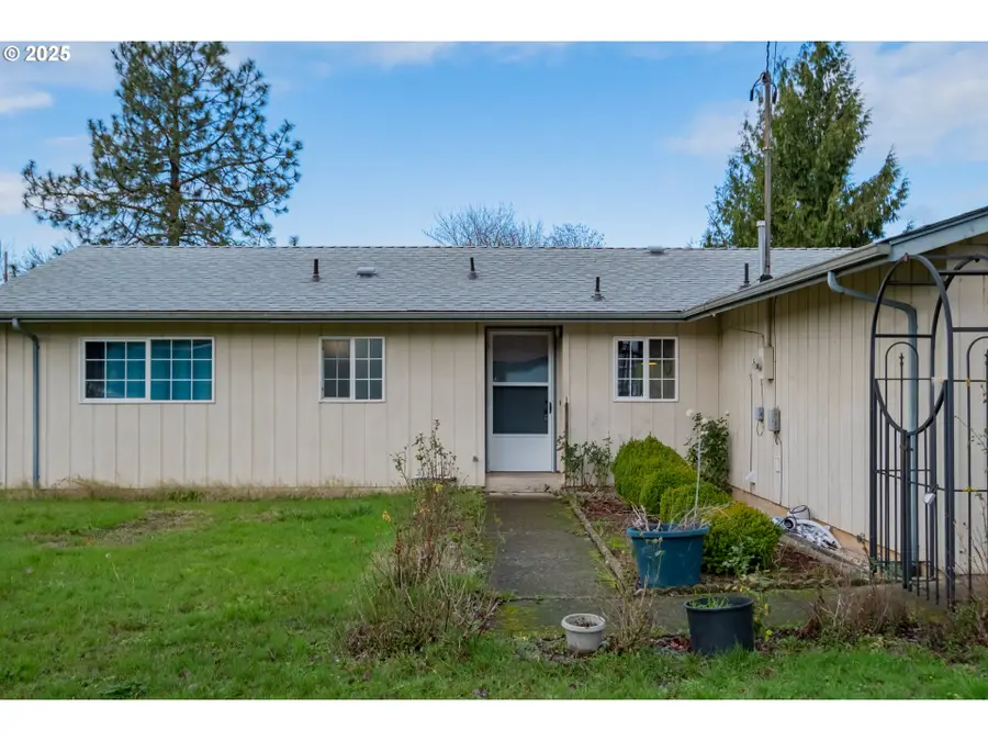 905 Ash St, Brownsville, OR 97327 - Image #2