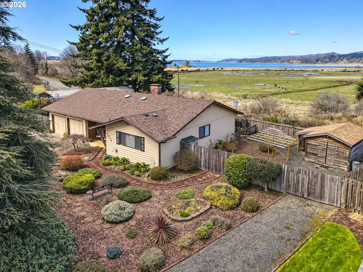 1605 Applewood Dr, Coos Bay, OR 97420 - #1