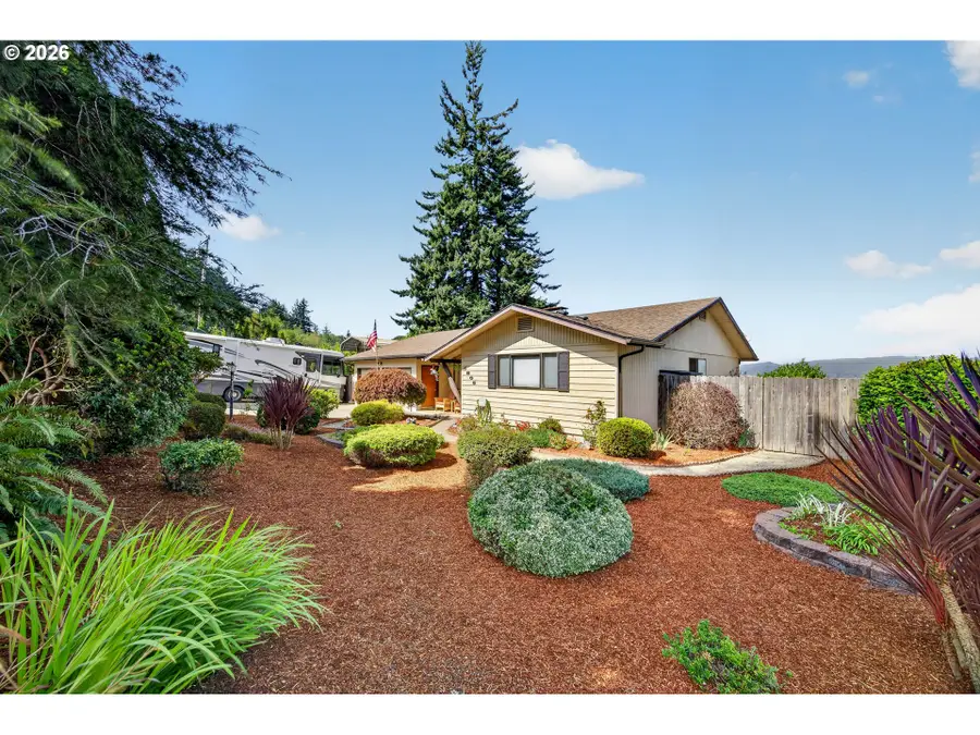 1605 Applewood Dr, Coos Bay, OR 97420 - #3