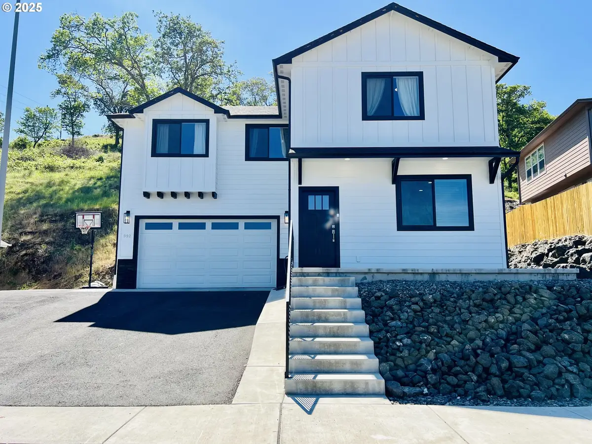 992 SE Golden Eagle Ave, Roseburg, OR 97470 - Image #1