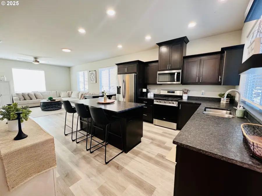 992 SE Golden Eagle Ave, Roseburg, OR 97470 - Image #3