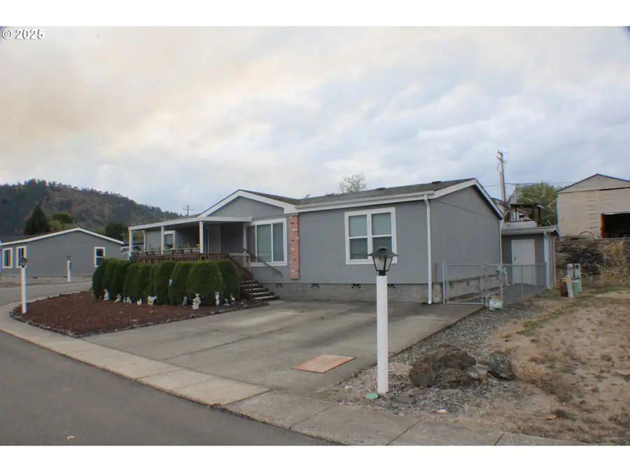 124 Country Side Ln, Winston, OR 97496 - Image #2