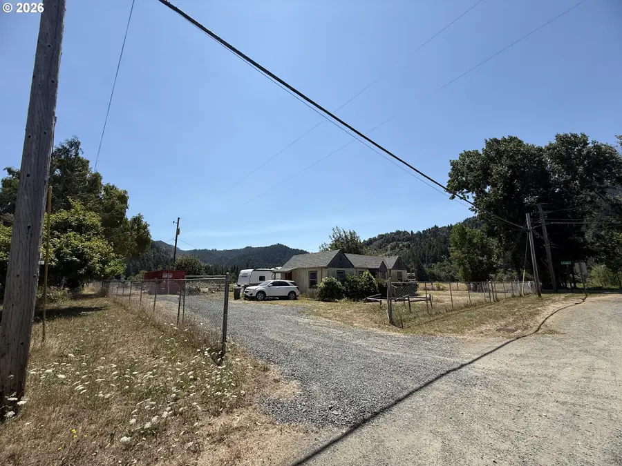 140 Poplar St, Powers, OR 97466 - #3
