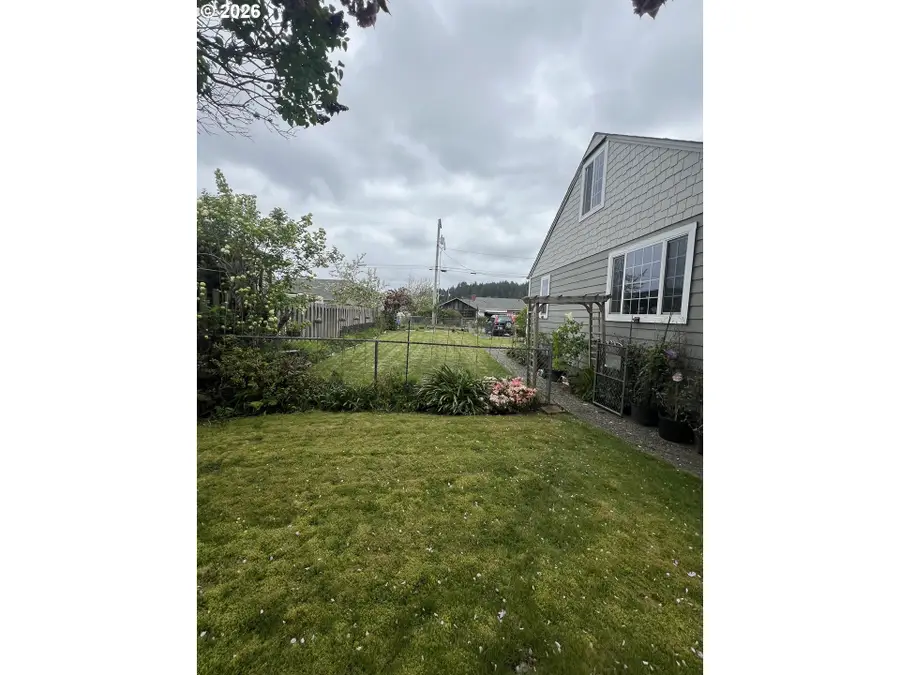 2035 Cedar Ave, Reedsport, OR 97467 - #2