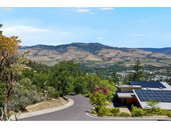 163 Hitt Rd, Ashland, OR 97520