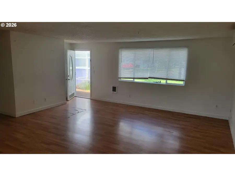 945 N 4th St, Aumsville, OR 97325 - #2