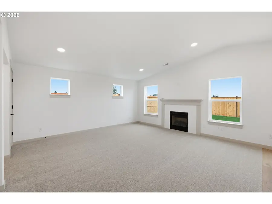 2313 W 10th Ave, Junction City, OR 97448 - #2