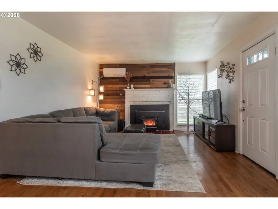 575 W Center St, Roseburg, OR 97471 - Image #3