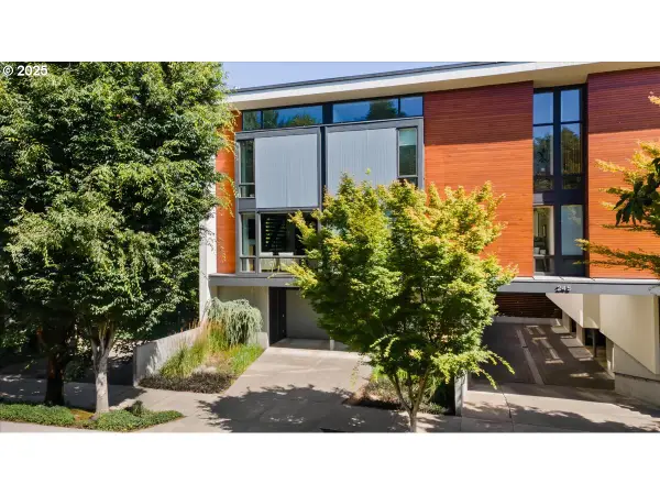 245 SW Meade St #M1, Portland, OR 97201