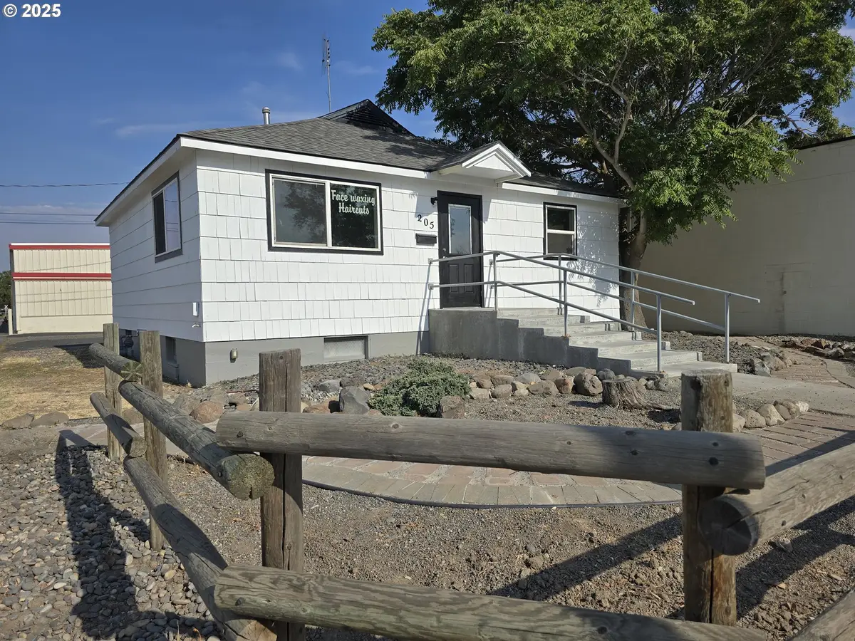 205 SW 3rd St, Hermiston, OR 97838 - #1