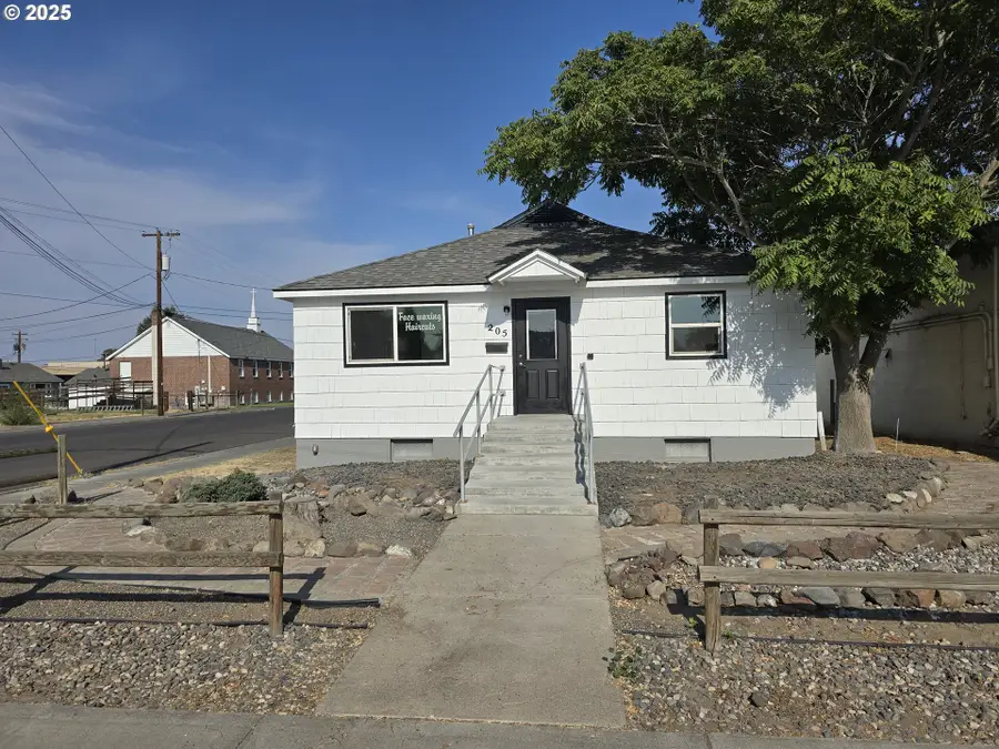 205 SW 3rd St, Hermiston, OR 97838 - #2
