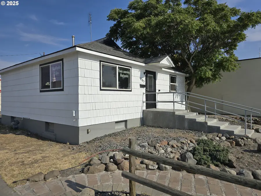 205 SW 3rd St, Hermiston, OR 97838 - #3