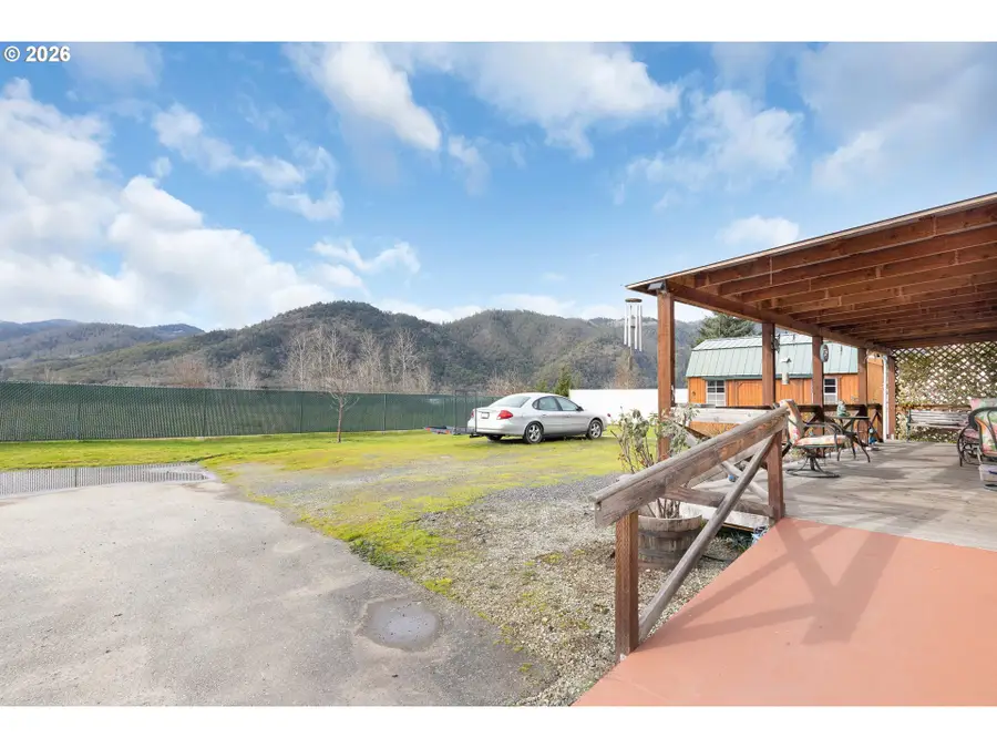 583 Suncrest St, Tri City, OR 97457 - #3