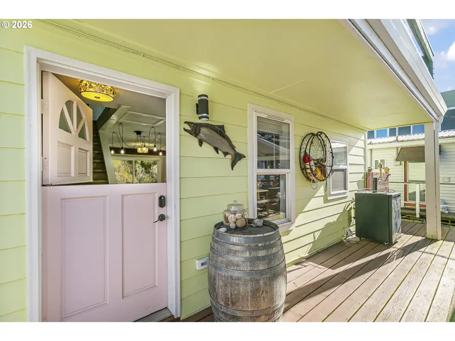 376 N Tomahawk Island Dr, Portland, OR 97217 - #3