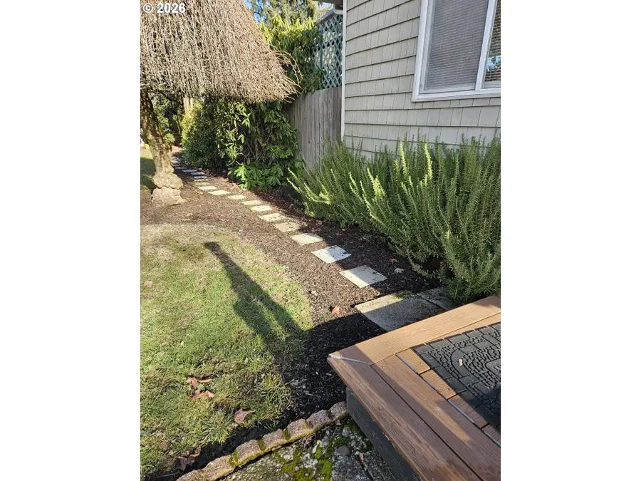 738 S 2nd St, Carlton, OR 97111 - #2